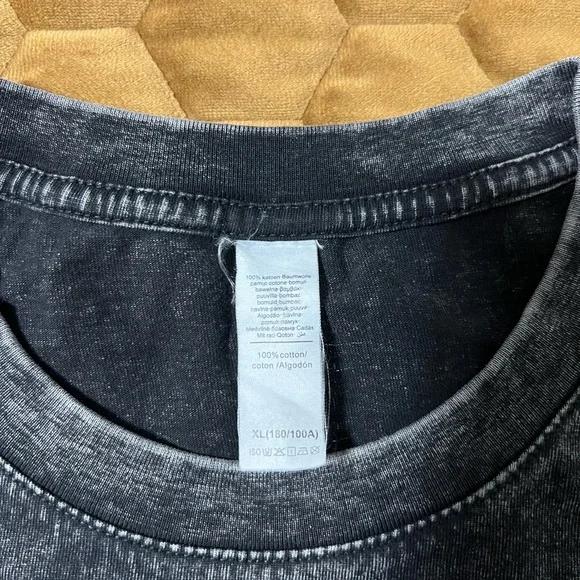 Men’s XL Heathered Black T-Shirt with Colorful Cross Design and Bible verse - Picture 3 of 11